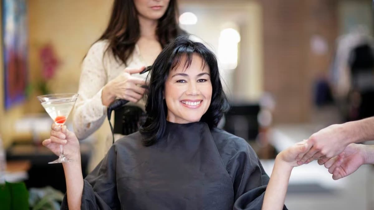 Adopt a youthful look this Christmas: The trendy solution to cover gray hair with hair dye