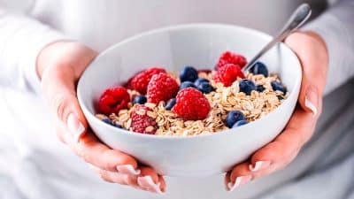 How should oats be consumed to increase muscle mass